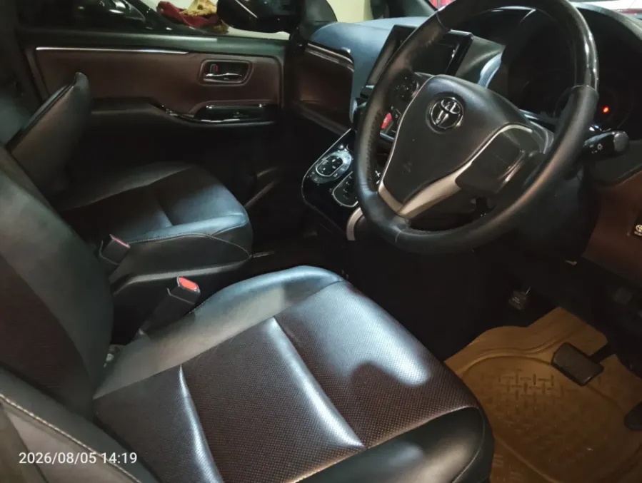 Foto Mobil Bekas Kabin Depan Toyota Voxy 2.0 tahun 2019