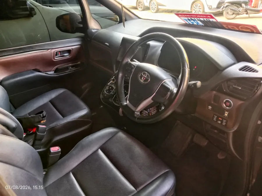 Foto Mobil Bekas Kabin Depan Toyota Voxy 2.0 tahun 2019