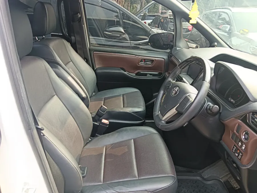 Foto Mobil Bekas Kabin Depan Toyota Voxy 2.0 tahun 2019