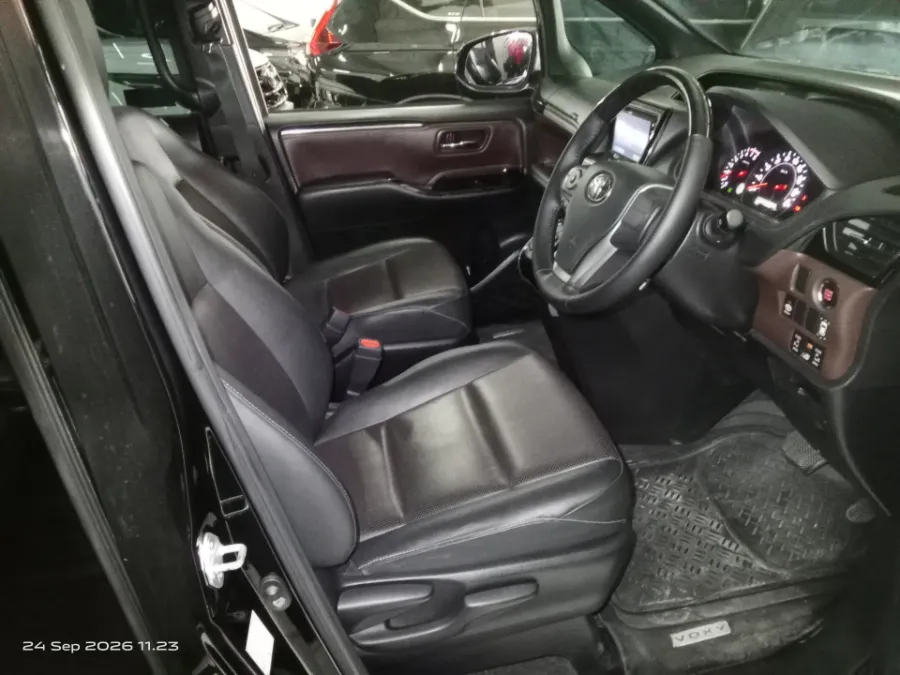 Foto Mobil Bekas Kabin Depan Toyota Voxy 2.0 tahun 2019