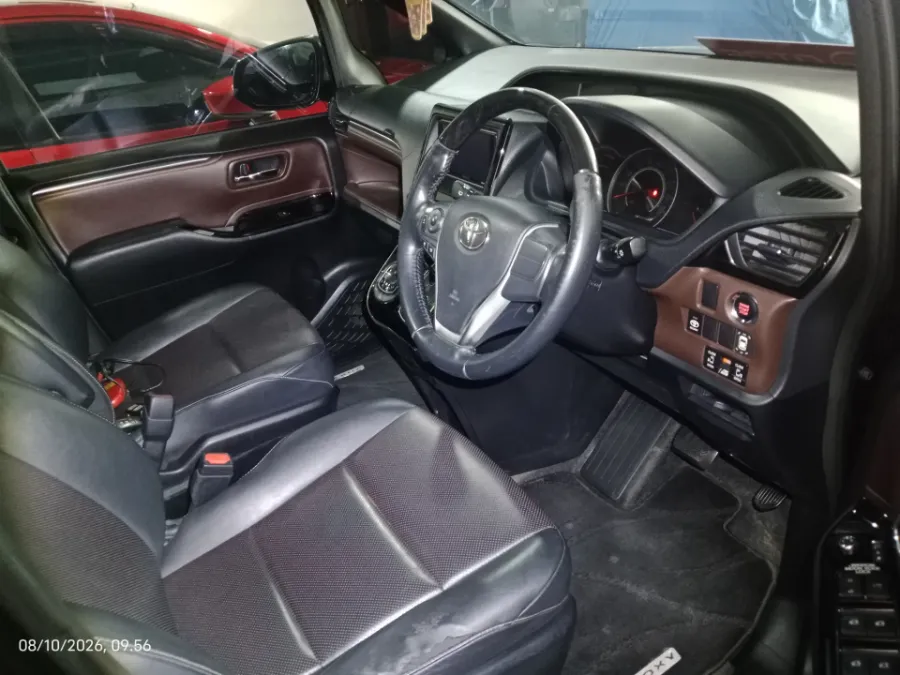Foto Mobil Bekas Kabin Depan Toyota Voxy 2.0 tahun 2019