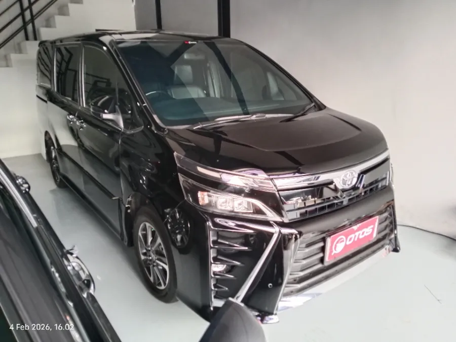 Foto Mobil Bekas Kanan Depan Toyota Voxy 2.0 tahun 2019