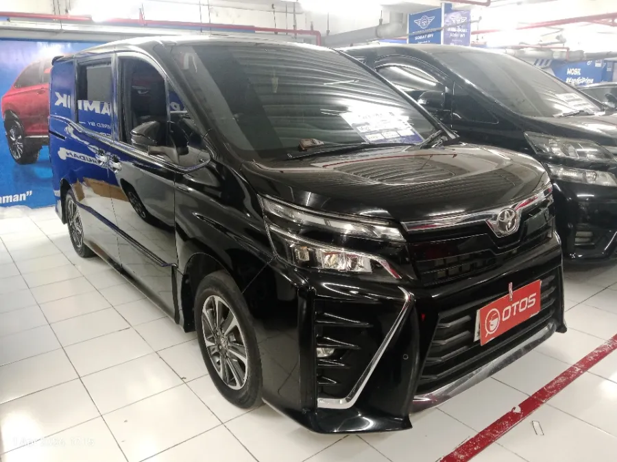 Foto Mobil Bekas Kanan Depan Toyota Voxy 2.0 tahun 2019