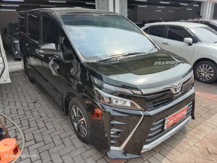 Foto Mobil Bekas Kanan Depan Toyota Voxy 2.0 tahun 2019