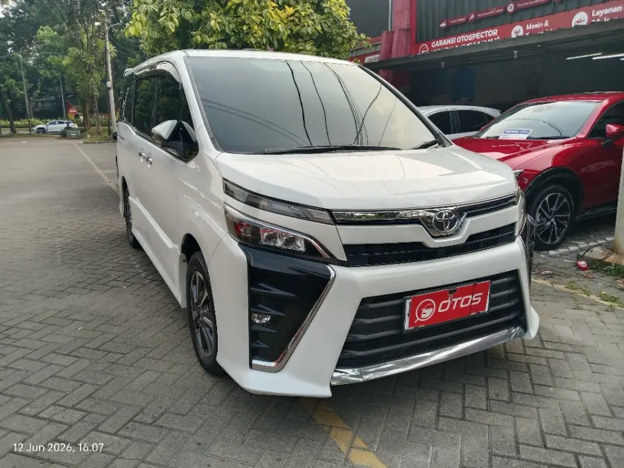 Foto Mobil Bekas Kanan Depan Toyota Voxy 2.0 tahun 2019