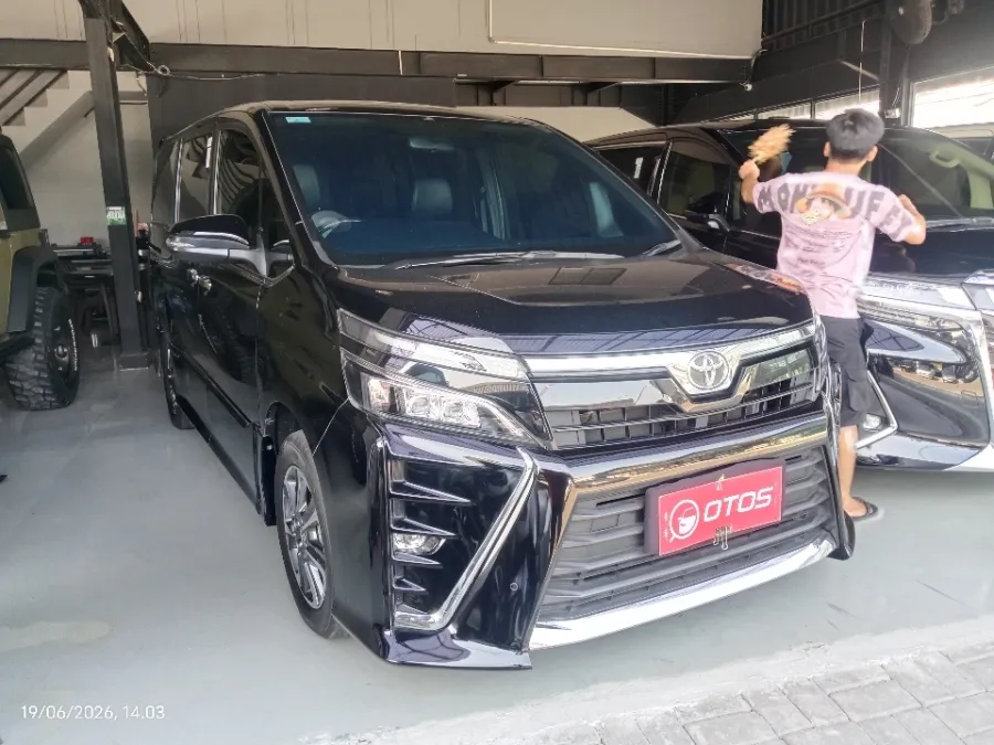 Foto Mobil Bekas Kanan Depan Toyota Voxy 2.0 tahun 2019