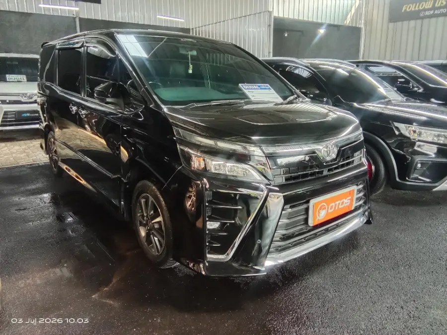 Foto Mobil Bekas Kanan Depan Toyota Voxy 2.0 tahun 2019