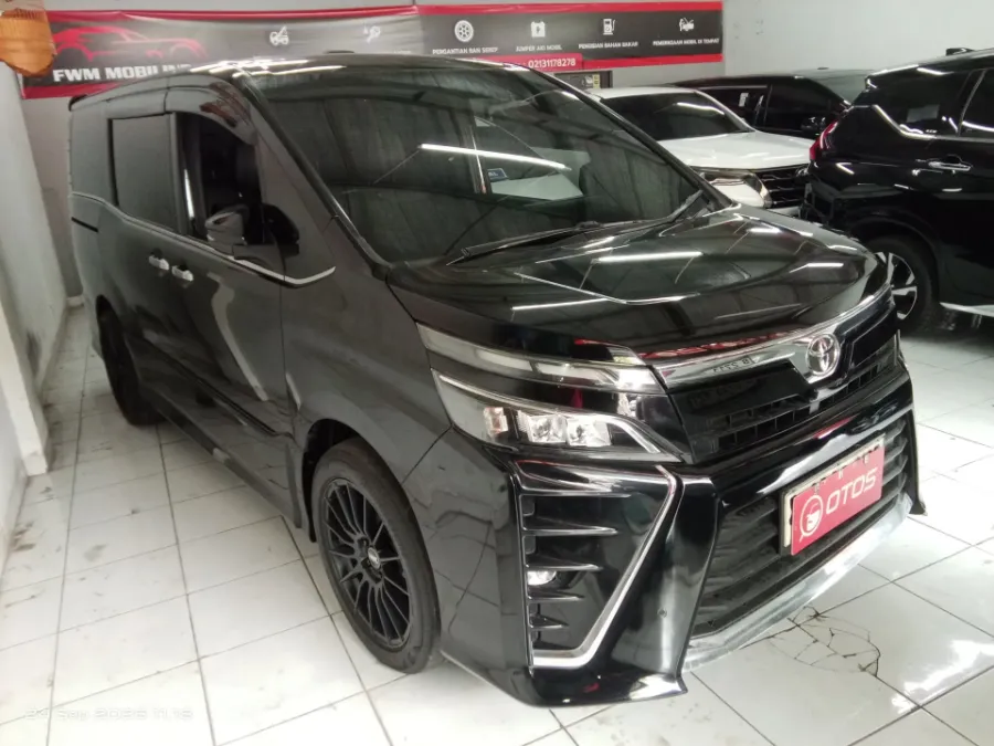 Foto Mobil Bekas Kanan Depan Toyota Voxy 2.0 tahun 2019