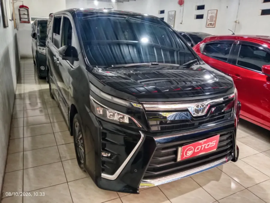 Foto Mobil Bekas Kanan Depan Toyota Voxy 2.0 tahun 2019