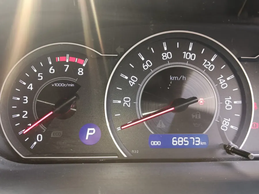 Foto Mobil Bekas Odometer Toyota Voxy 2.0 tahun 2019