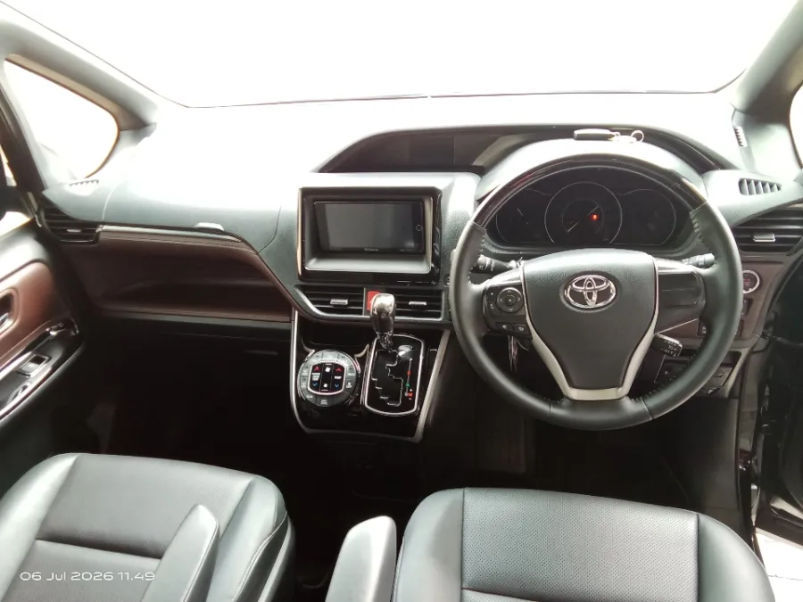 Foto Mobil Bekas Dashboard Toyota Voxy 2.0 tahun 2020