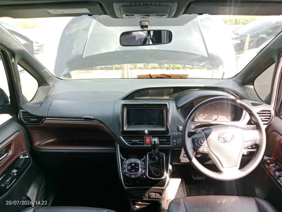 Foto Mobil Bekas Dashboard Toyota Voxy 2.0 tahun 2020