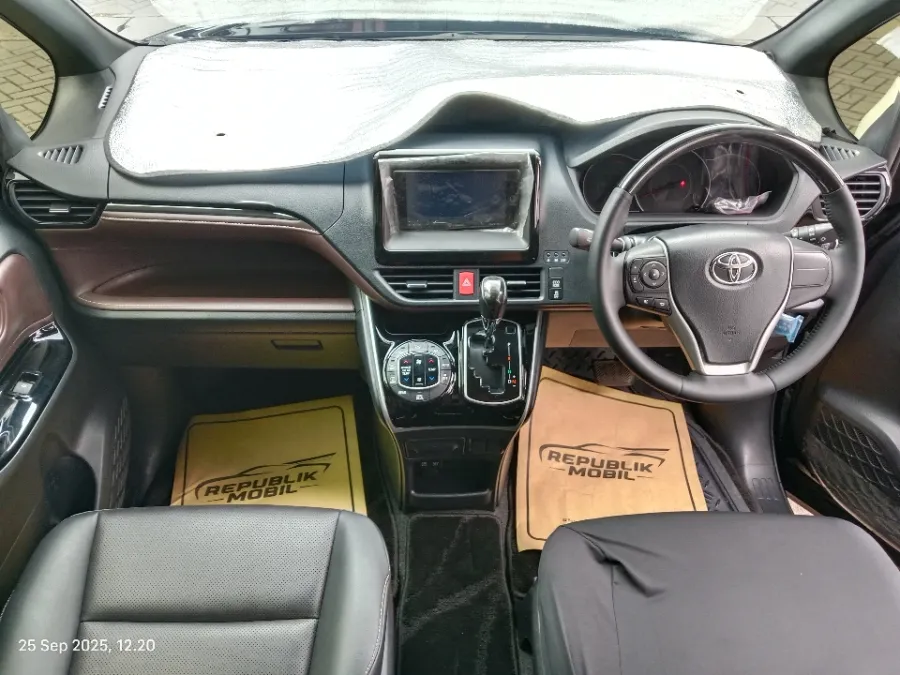 Foto Mobil Bekas Dashboard Toyota Voxy 2.0 tahun 2020