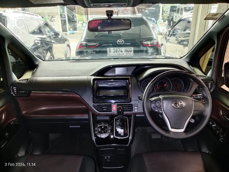 Foto Mobil Bekas Dashboard Toyota Voxy 2.0 tahun 2020