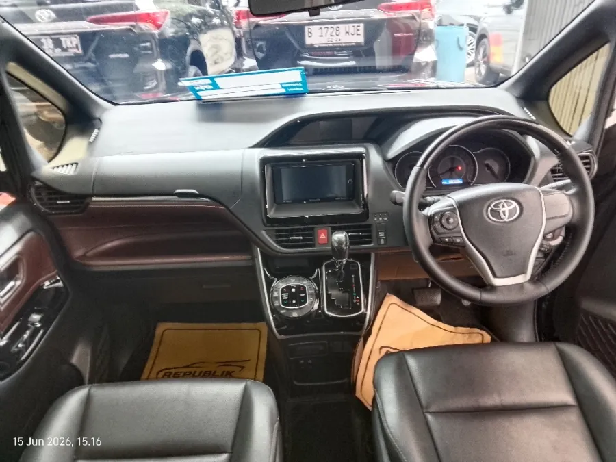 Foto Mobil Bekas Dashboard Toyota Voxy 2.0 tahun 2020