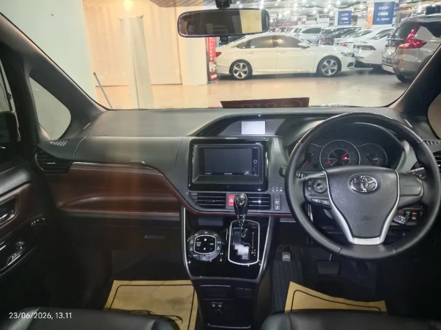 Foto Mobil Bekas Dashboard Toyota Voxy 2.0 tahun 2020
