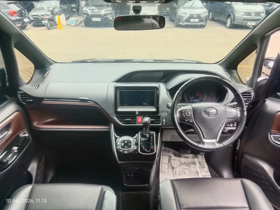 Foto Mobil Bekas Dashboard Toyota Voxy 2.0 tahun 2020
