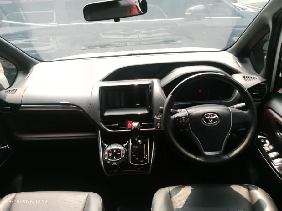 Foto Mobil Bekas Dashboard Toyota Voxy 2.0 tahun 2020