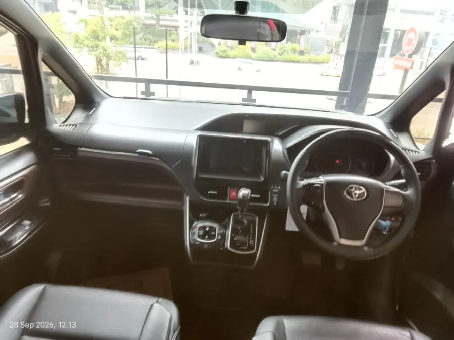 Foto Mobil Bekas Dashboard Toyota Voxy 2.0 tahun 2020