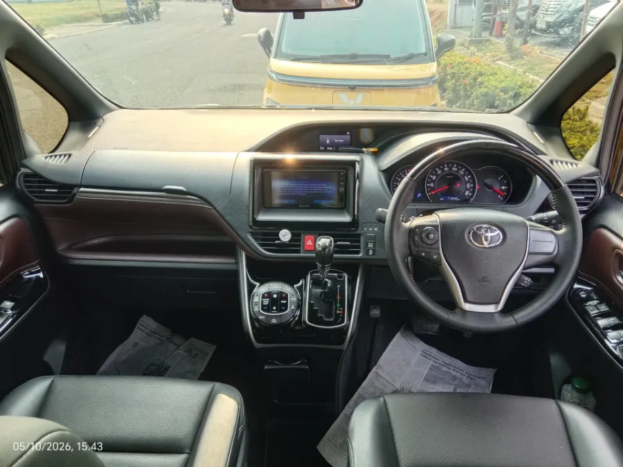 Foto Mobil Bekas Dashboard Toyota Voxy 2.0 tahun 2020
