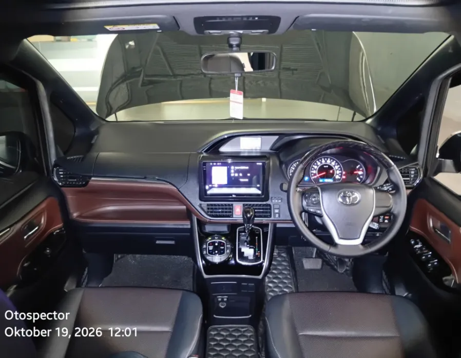 Foto Mobil Bekas Dashboard Toyota Voxy 2.0 tahun 2020