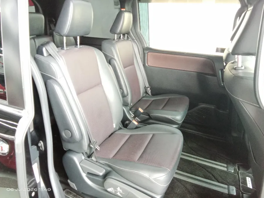 Foto Mobil Bekas Kabin Belakang Toyota Voxy 2.0 tahun 2020