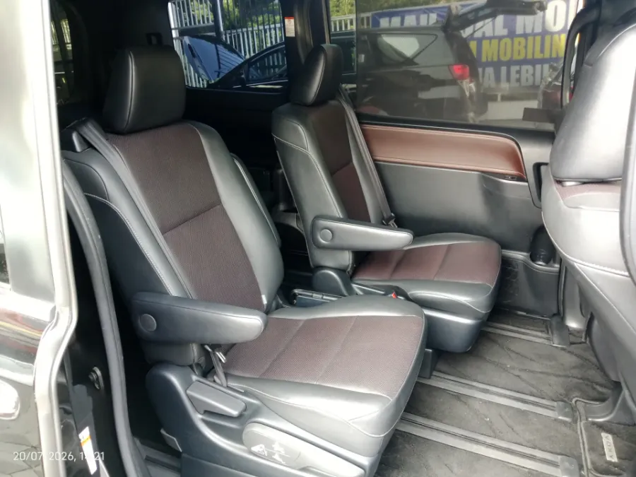 Foto Mobil Bekas Kabin Belakang Toyota Voxy 2.0 tahun 2020