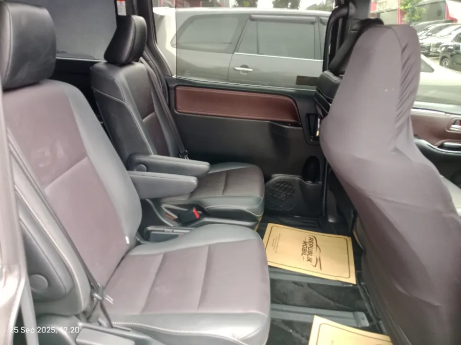 Foto Mobil Bekas Kabin Belakang Toyota Voxy 2.0 tahun 2020