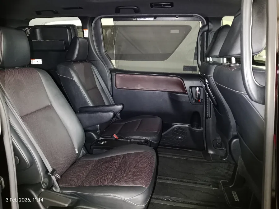 Foto Mobil Bekas Kabin Belakang Toyota Voxy 2.0 tahun 2020
