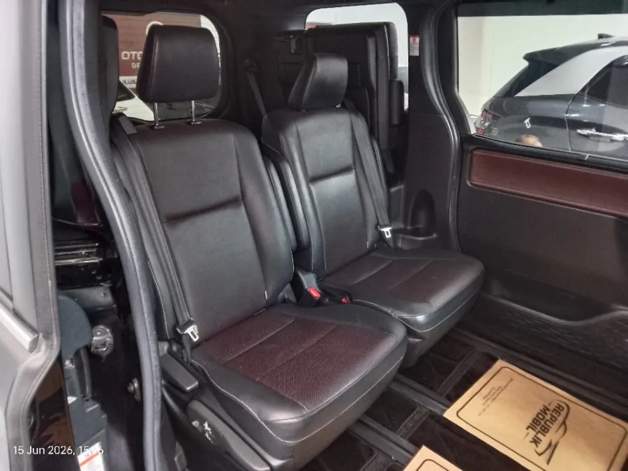 Foto Mobil Bekas Kabin Belakang Toyota Voxy 2.0 tahun 2020