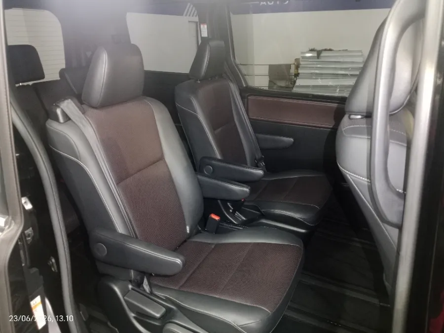 Foto Mobil Bekas Kabin Belakang Toyota Voxy 2.0 tahun 2020