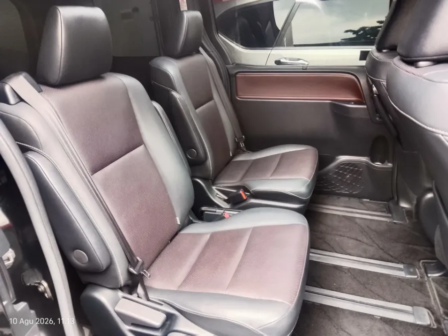 Foto Mobil Bekas Kabin Belakang Toyota Voxy 2.0 tahun 2020