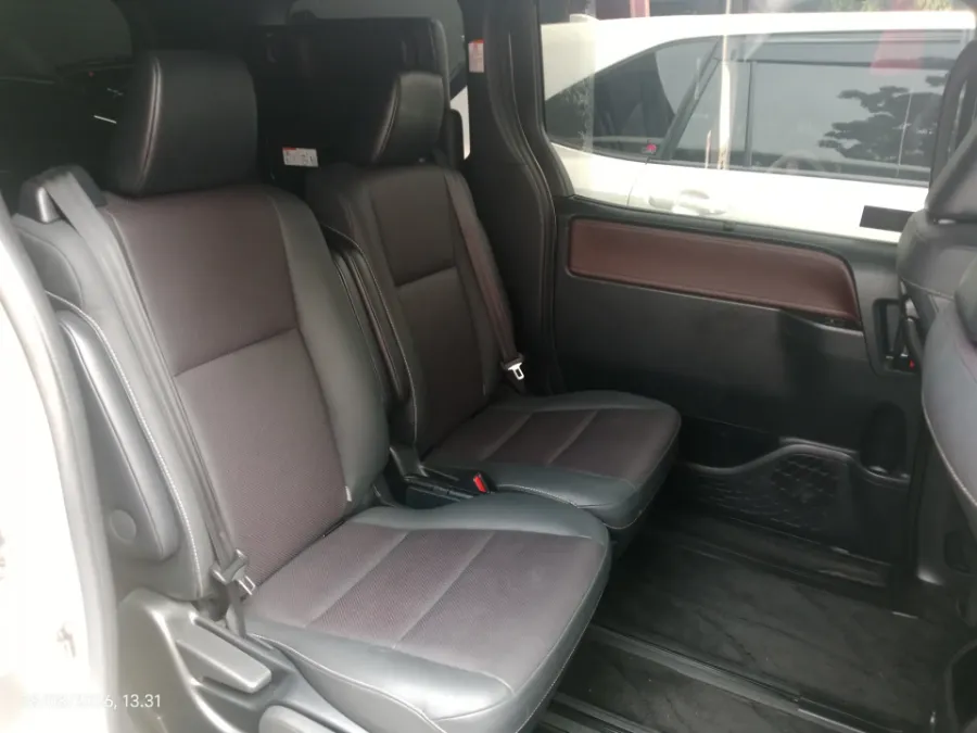 Foto Mobil Bekas Kabin Belakang Toyota Voxy 2.0 tahun 2020