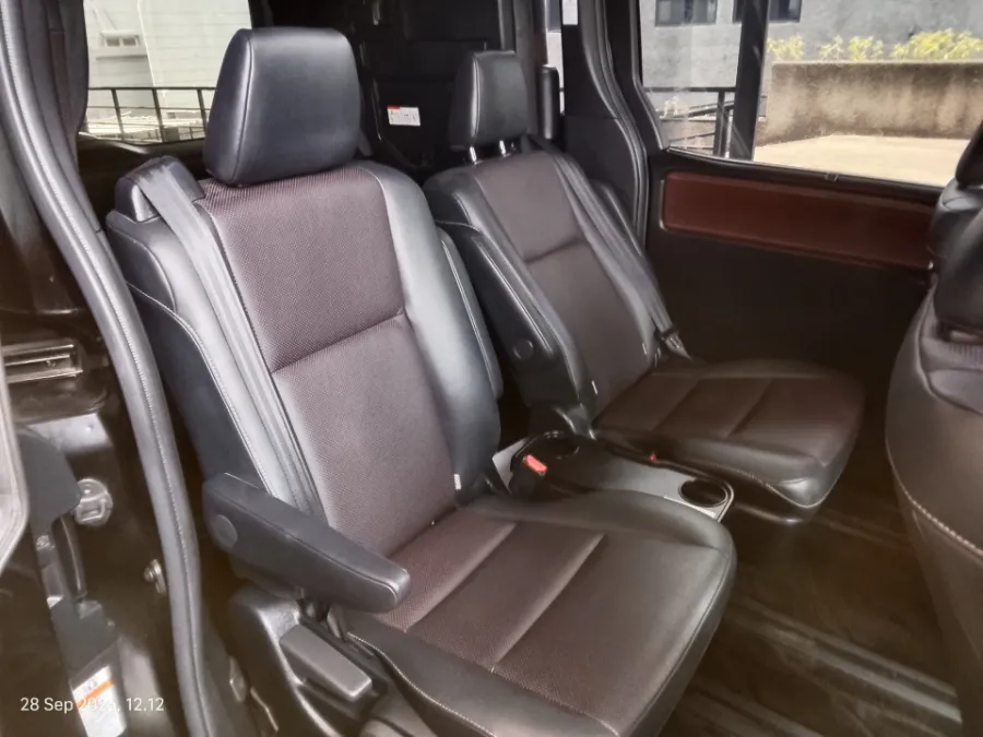 Foto Mobil Bekas Kabin Belakang Toyota Voxy 2.0 tahun 2020