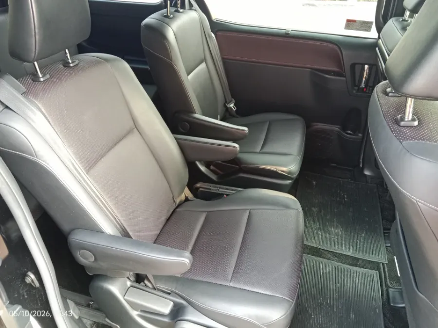 Foto Mobil Bekas Kabin Belakang Toyota Voxy 2.0 tahun 2020