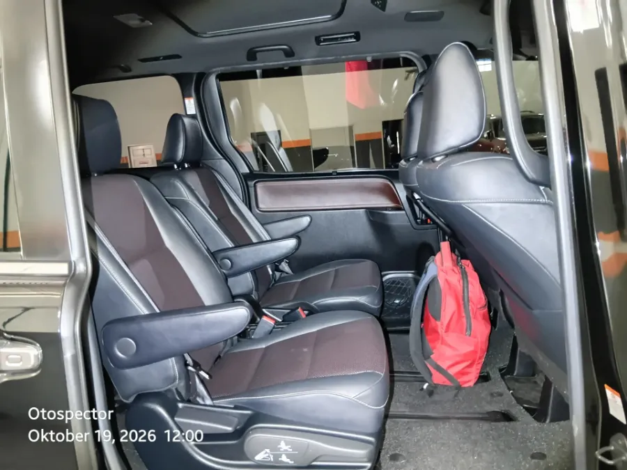 Foto Mobil Bekas Kabin Belakang Toyota Voxy 2.0 tahun 2020
