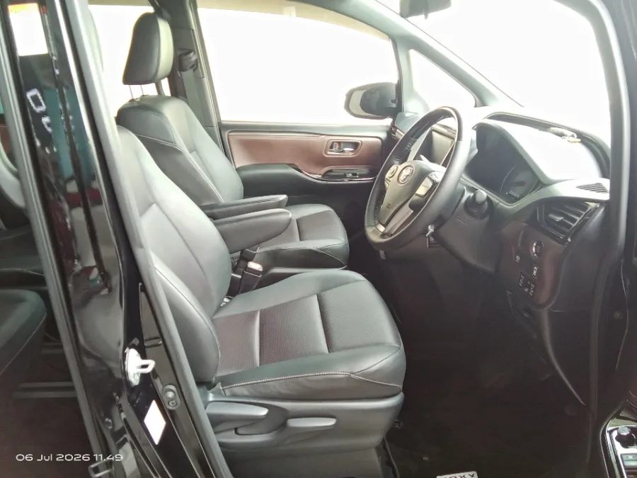 Foto Mobil Bekas Kabin Depan Toyota Voxy 2.0 tahun 2020