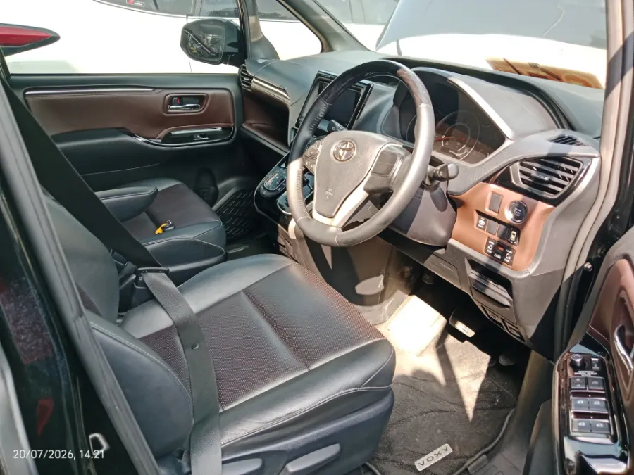 Foto Mobil Bekas Kabin Depan Toyota Voxy 2.0 tahun 2020