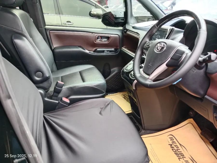 Foto Mobil Bekas Kabin Depan Toyota Voxy 2.0 tahun 2020