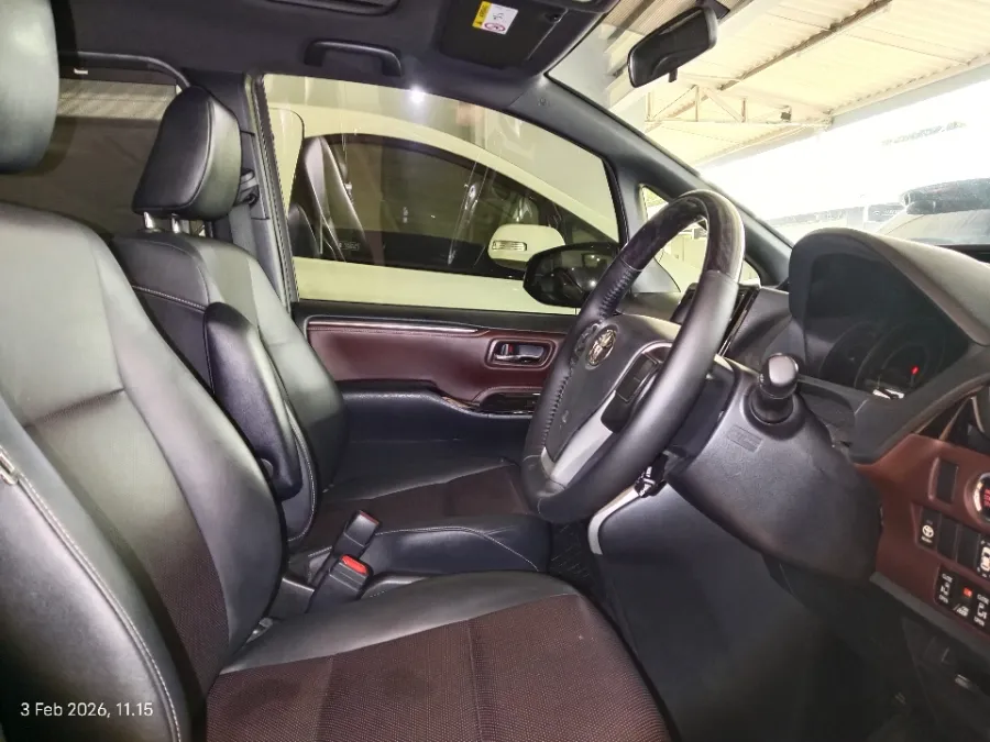 Foto Mobil Bekas Kabin Depan Toyota Voxy 2.0 tahun 2020