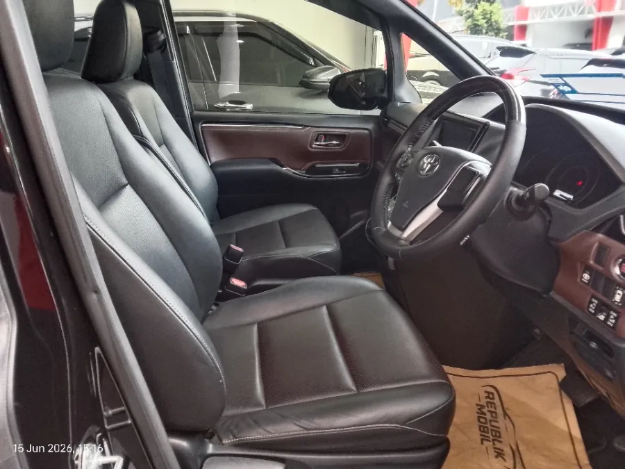 Foto Mobil Bekas Kabin Depan Toyota Voxy 2.0 tahun 2020