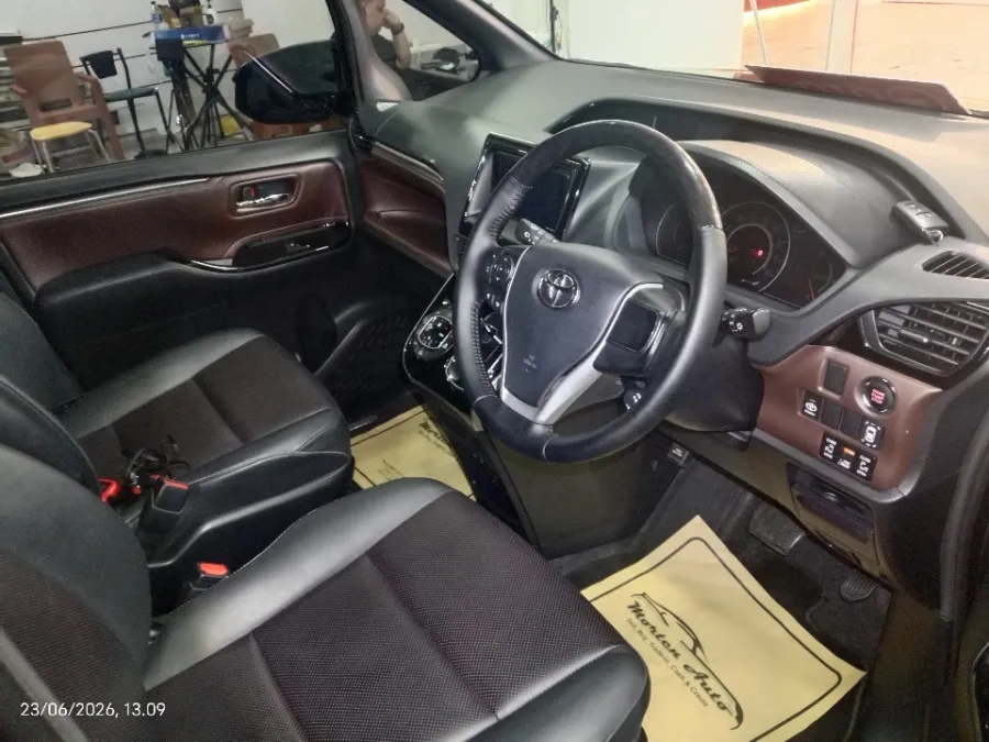 Foto Mobil Bekas Kabin Depan Toyota Voxy 2.0 tahun 2020
