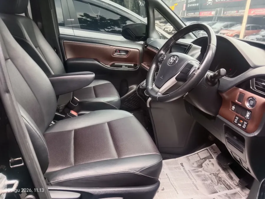 Foto Mobil Bekas Kabin Depan Toyota Voxy 2.0 tahun 2020