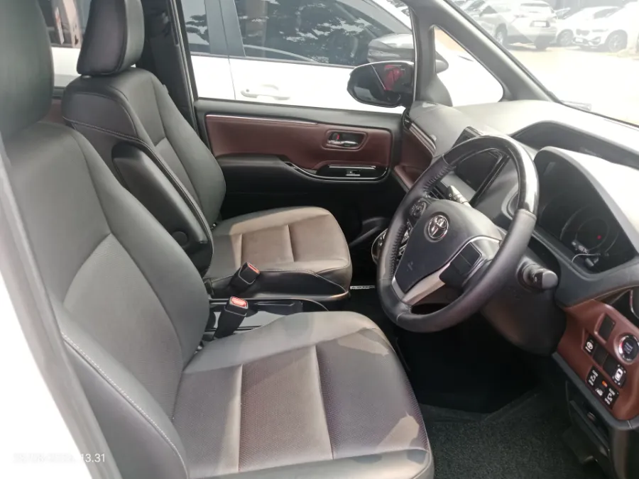 Foto Mobil Bekas Kabin Depan Toyota Voxy 2.0 tahun 2020
