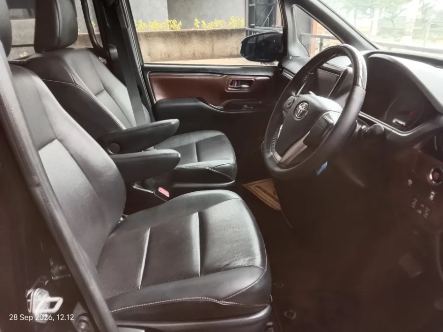 Foto Mobil Bekas Kabin Depan Toyota Voxy 2.0 tahun 2020