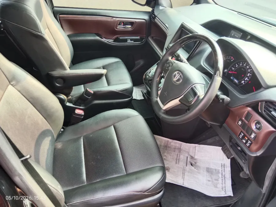 Foto Mobil Bekas Kabin Depan Toyota Voxy 2.0 tahun 2020
