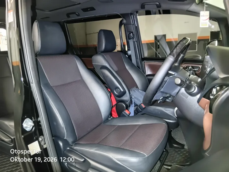 Foto Mobil Bekas Kabin Depan Toyota Voxy 2.0 tahun 2020