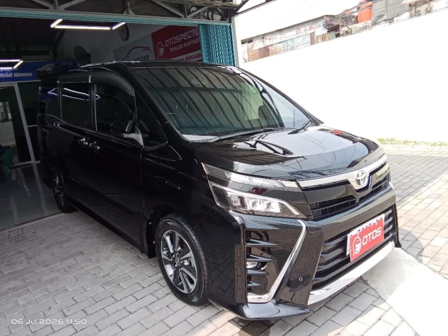 Foto Mobil Bekas Kanan Depan Toyota Voxy 2.0 tahun 2020