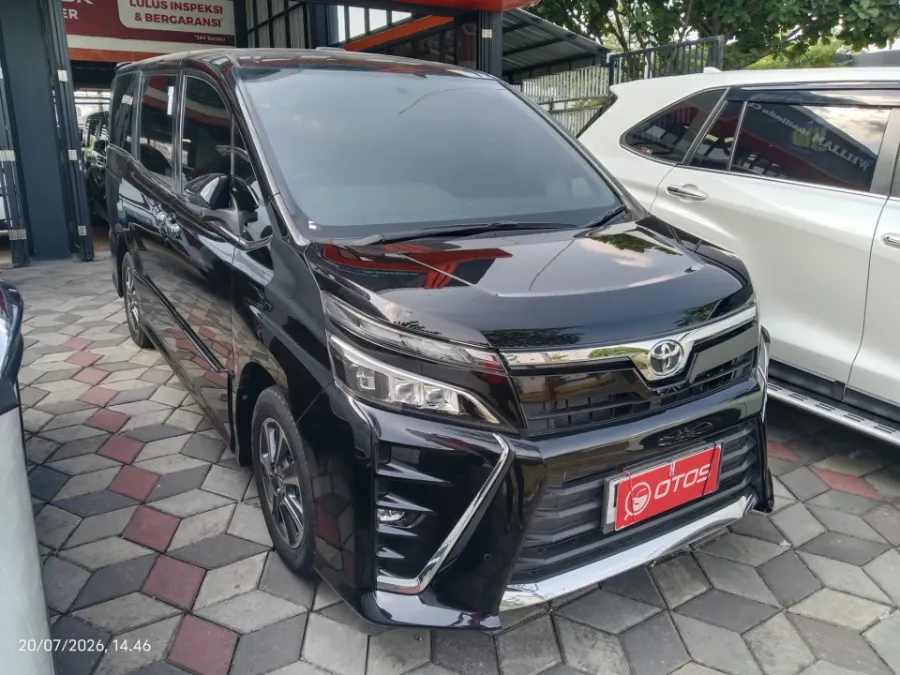 Foto Mobil Bekas Kanan Depan Toyota Voxy 2.0 tahun 2020