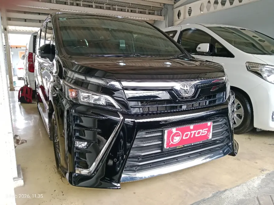 Foto Mobil Bekas Kanan Depan Toyota Voxy 2.0 tahun 2020